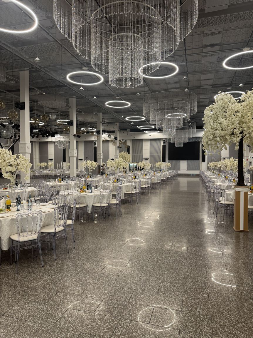 Festlich eingedeckter Saal der VISION Festhalle